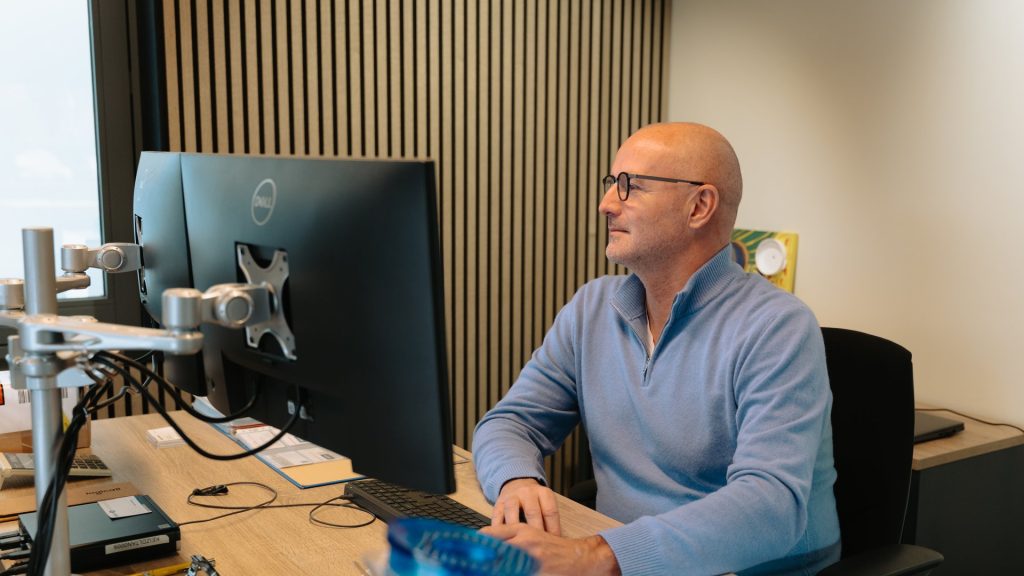 Medewerker van Keizer International aan het werk op kantoor